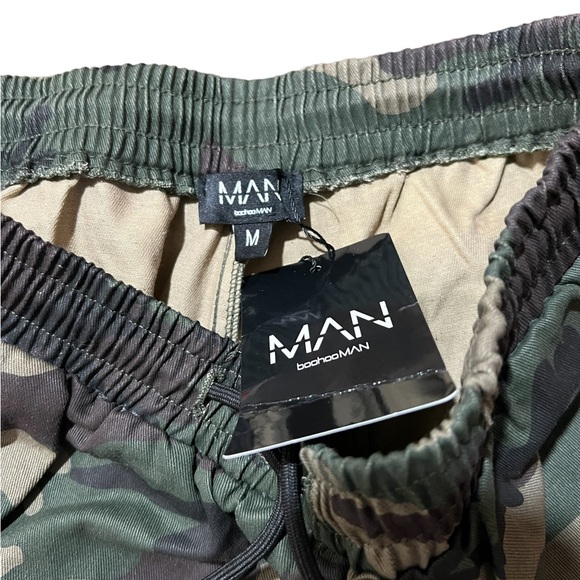 Boohoo man camouflage, drawstring, cargo pants, size medium. - Picture 3 of 6